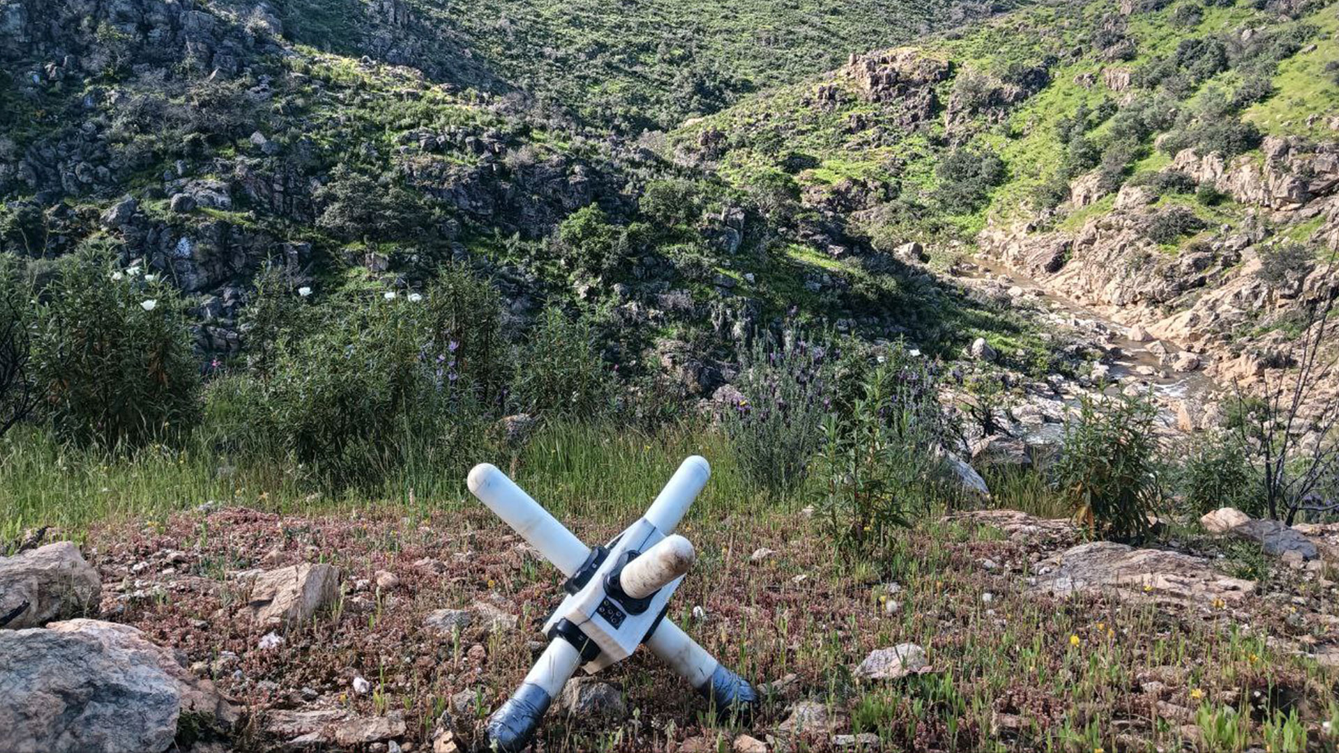 Geofísica aplicada a la exploración minera y a la hidrogeología, integrando la informacion en los modelos geologicos.