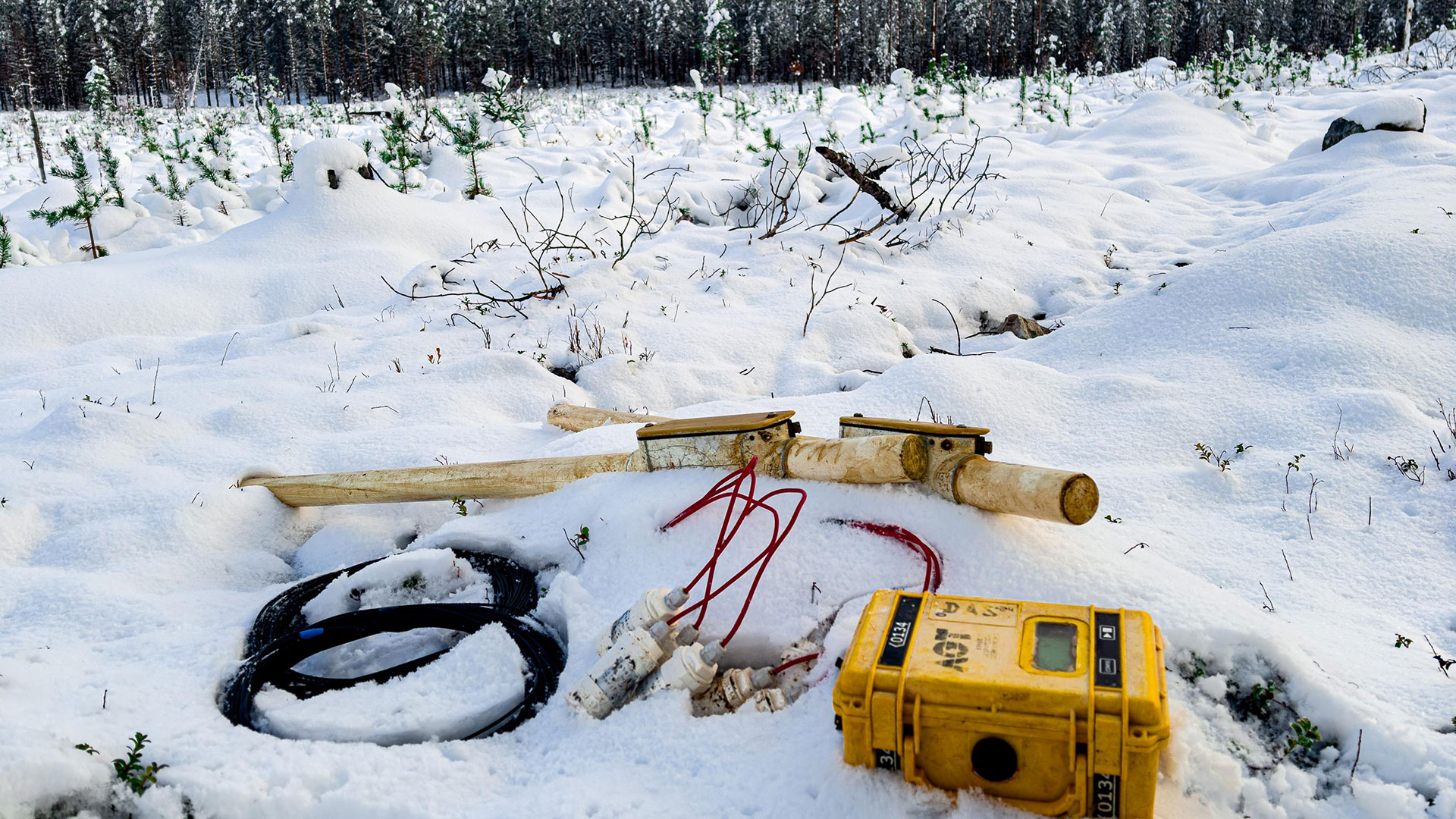 Geofísica aplicada a la exploración minera y a la hidrogeología, integrando la informacion en los modelos geologicos.